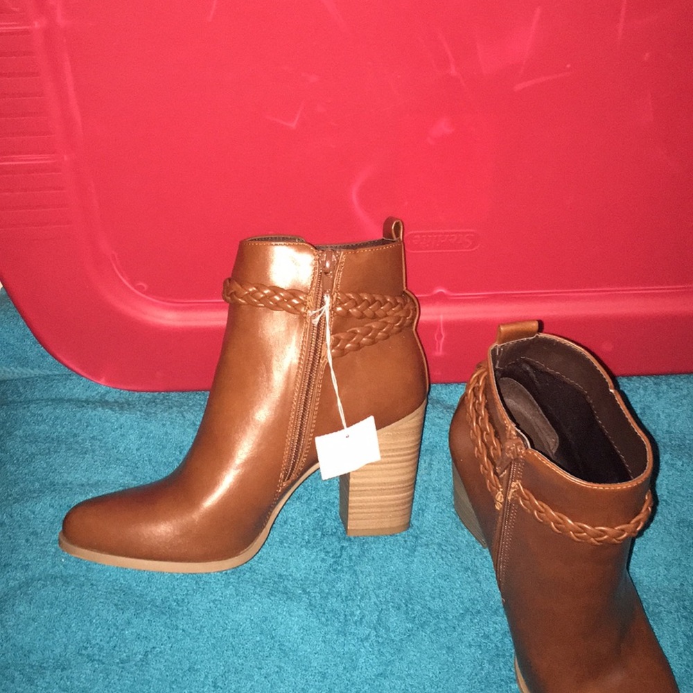 Gorgeous NWT is boots Cognac color zipper on side - Picture 4 of 6